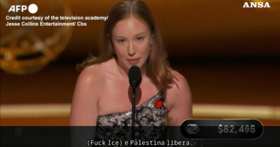 Copertina di “Free Palestine”, Hanna Einbinder è la migliore attrice non protagonista agli Emmy: il messaggio dal palco