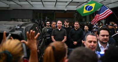 Copertina di Bolsonaro lascia i domiciliari per un intervento: già dimesso dall’ospedale