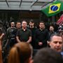 Copertina di Bolsonaro lascia i domiciliari per un intervento: già dimesso dall’ospedale