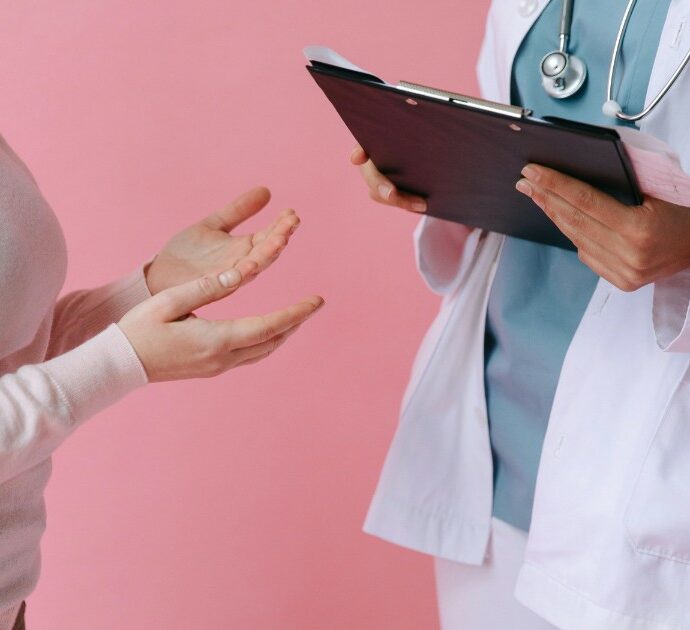 “Soffrivo di vertigini ma per i medici non dovevo preoccuparmi, poi sono collassata e ho fatto una terribile scoperta”: la storia di Glenn Lilley