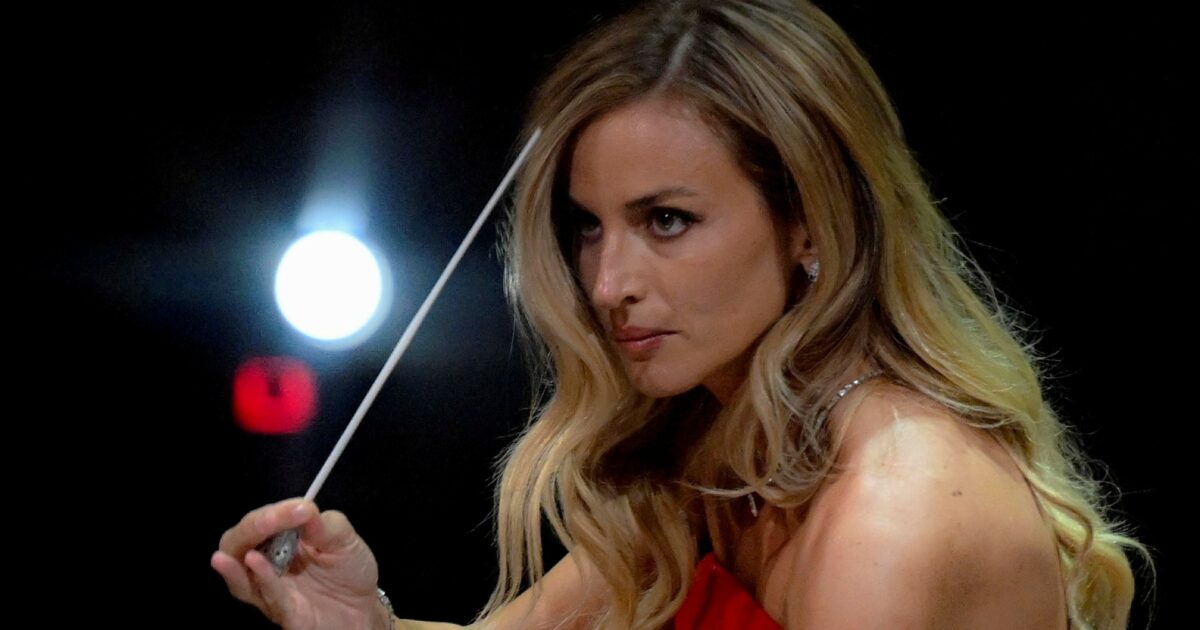 teatro la fenice ufficiale la nomina di beatrice venezi a direttrice musicale brugnaro festeggia opposizioni attaccano