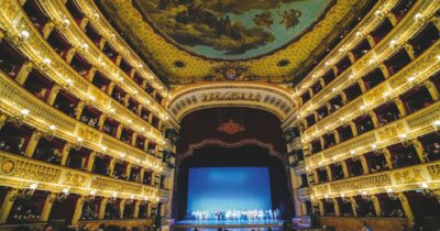 Copertina di La ricetta di FdI per i teatri lirici italiani: “Noi mettiamo i soldi e noi decidiamo”