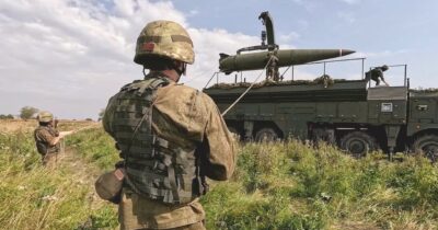 Copertina di Ucraina, Mosca: “La Nato è già in guerra”. Un drone russo sui cieli romeni