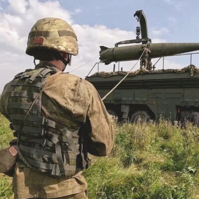 Copertina di Ucraina, Mosca: “La Nato è già in guerra”. Un drone russo sui cieli romeni