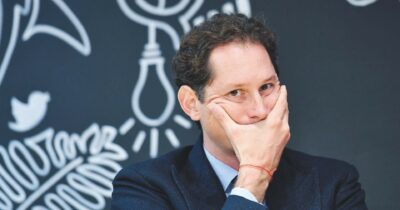 Copertina di Dossier FdI su Elkann-Gedi “Viene trattato meglio di B.”