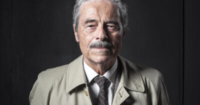 Copertina di “Vedo tanti attori, già affermati nel cinema o in tv, che tentano la strada del teatro, ma sono dei cagnetti e un po’ ignoranti”: lo rivela Massimo Dapporto