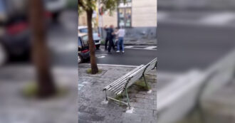 Copertina di Agente della polizia locale schiaffeggia un uomo sulla nuca durante il controllo nel Salernitano: la video denuncia