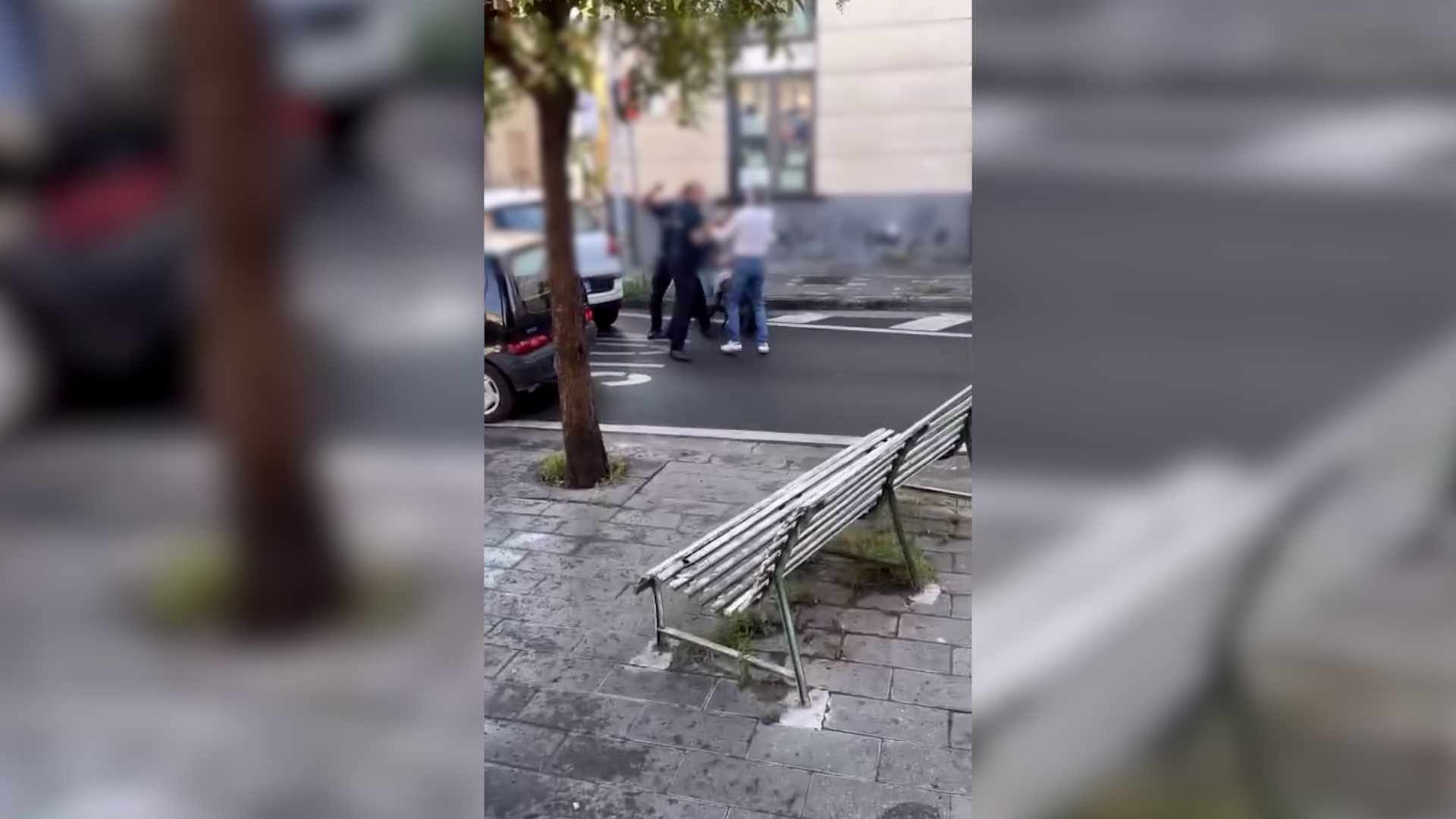 agente della polizia locale schiaffeggia un uomo sulla nuca durante il controllo nel salernitano la video denuncia