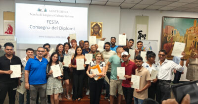 Copertina di Daniela e la Scuola di Sant’Egidio: “Insegniamo l’Italia ai migranti contro la propaganda che nega la loro umanità”