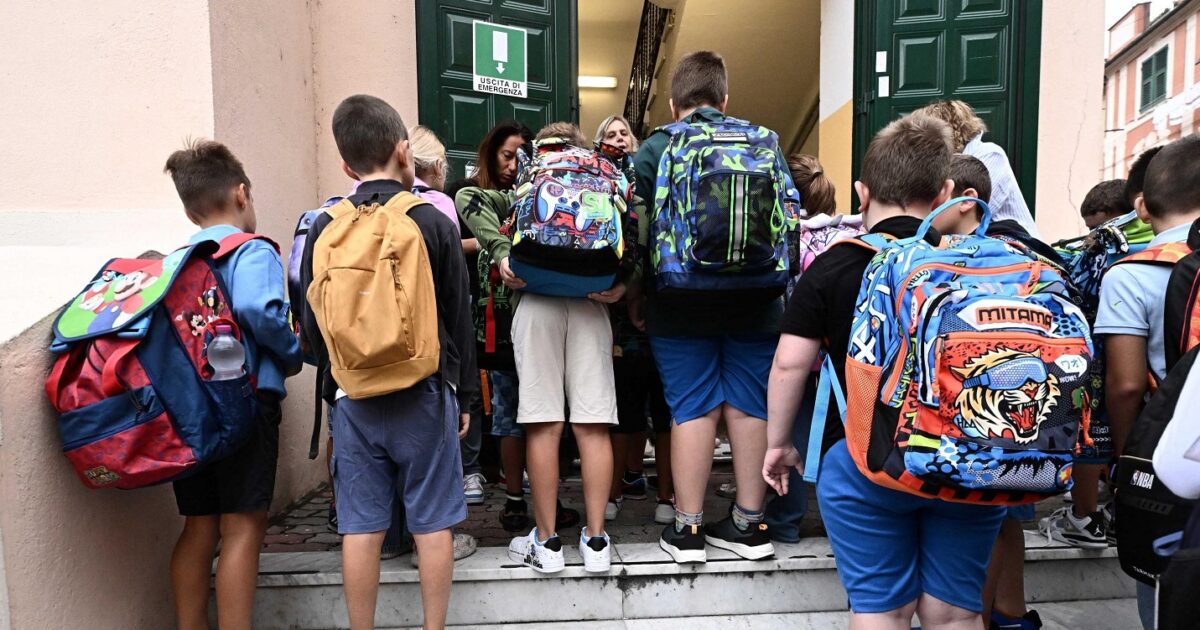 rientro a scuola ancora con un esercito di precari tra prof e personale ata e pi249 di una cattedra su cinque 232 scoperta