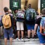 Copertina di L'anno riparte (ancora) con un esercito di precari tra prof e personale Ata. E una cattedra su 5 è scoperta