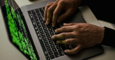 Copertina di Un clic su una riunione e il tuo computer finisce nelle mani degli hacker: Microsoft lancia l’allarme per la nuova truffa che non lascia traccia