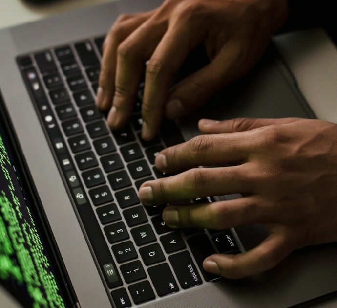 “Hanno aperto un nuovo conto a mio nome e mi hanno rubato 10mila euro”: professore vittima della “truffa del doppio Spid”. Di che cosa si tratta