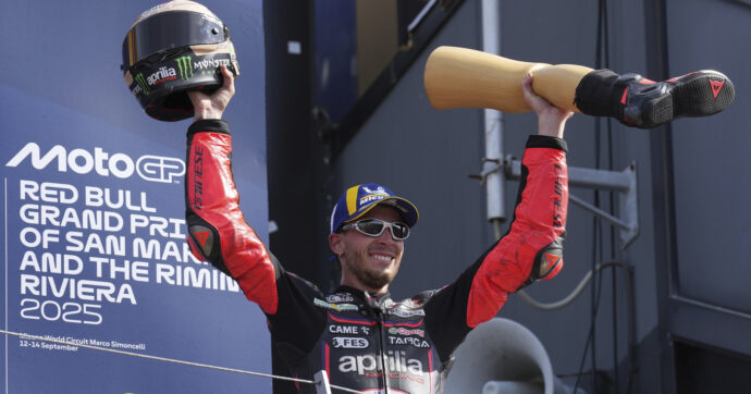 “Tre uomini e una gamba” diventa virale fuori dall’Italia dopo il tributo di Bezzecchi a Misano: “È il tipo di film che immagino guardino Rossi e la sua gang”