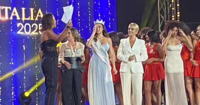 Copertina di Miss Italia 2025, vince Katia Buchicchio. La patron Patrizia Mirigliani: “È la prima trionfatrice ad avere l’apparecchio ai denti”