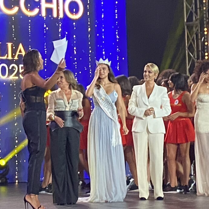 Miss Italia 2025, vince Katia Buchicchio. La patron Patrizia Mirigliani: “È la prima trionfatrice ad avere l’apparecchio ai denti”