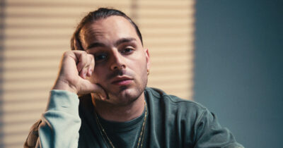 Copertina di “I giovani vogliono ‘uccidere’ gli anziani, ma accade solo in musica. Fuori non c’è ricambio generazionale. Il primo pensiero oggi? Mia figlia”: così Ernia