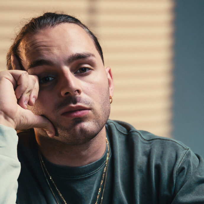 “I giovani vogliono ‘uccidere’ gli anziani, ma accade solo in musica. Fuori non c’è ricambio generazionale. Il primo pensiero oggi? Mia figlia”: così Ernia