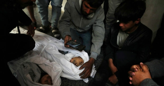 Gaza, Commissione Onu: “Bambini presi intenzionalmente di mira, donne stuprate, palestinesi uccisi come gruppo. E’ genocidio”. Ira di Israele: “Antisemiti”