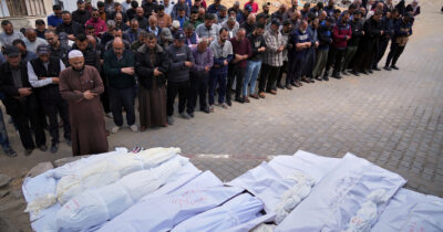 Copertina di Guardian: “A Gaza tasso record di mortalità civile”. Su 16 persone uccise, 15 non erano combattenti