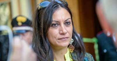 Copertina di Calabria, promesse ai precari alla vigilia delle elezioni: bufera sulla candidata di Occhiuto. Tridico: “È voto di scambio”