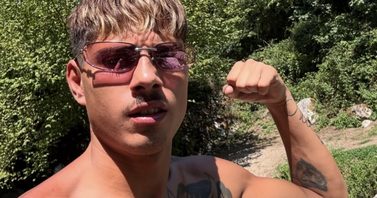 “Nel nostro Comune no agli artisti che lanciano messaggi di violenza”: annullato il live di Frezza. Il rapper furioso: “La libertà di parola non è reato”