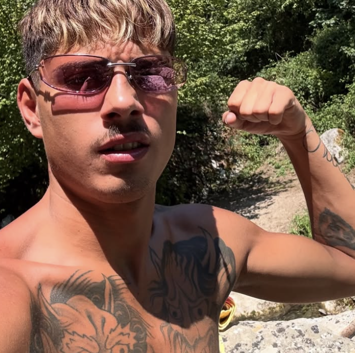 “Nel nostro Comune no agli artisti che lanciano messaggi di violenza”: annullato il live di Frezza. Il rapper furioso: “La libertà di parola non è reato”