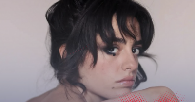 Copertina di “Giuliana Florio ha fatto una canzone con l’IA senza dirlo. È stata furba, la gente ci ha creduto, l’ha applaudita”: la cantante sotto accusa dopo un concerto