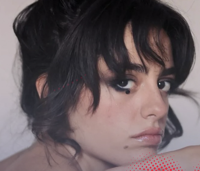 “Giuliana Florio ha fatto una canzone con l’IA senza dirlo. È stata furba, la gente ci ha creduto, l’ha applaudita”: la cantante sotto accusa dopo un concerto