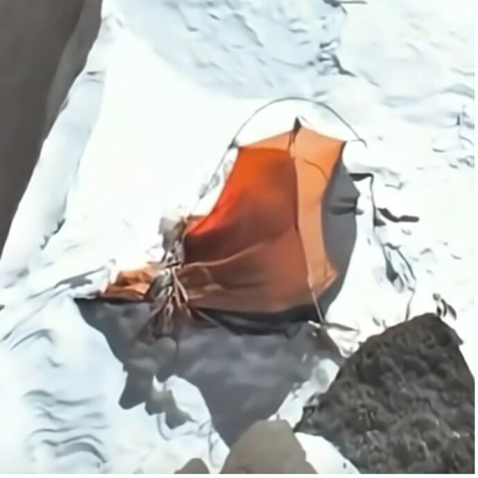 Cosa è successo a Natalia Nagovitsyna? “Attorno al suo zaino sul Pobeda Peak non c’è neve, ma tutto intorno sì”: è giallo