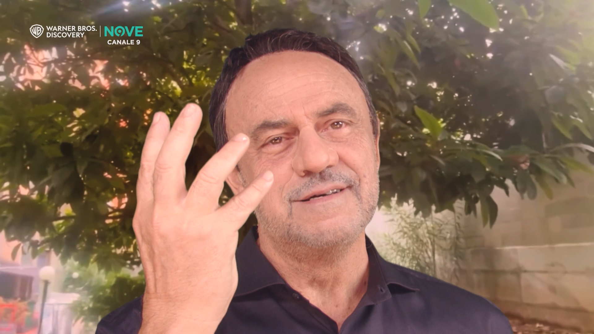 Crozza torna nei panni di Salvini e spiega l’ideologia da toilette: “La destra rade, la sinistra sfregia”