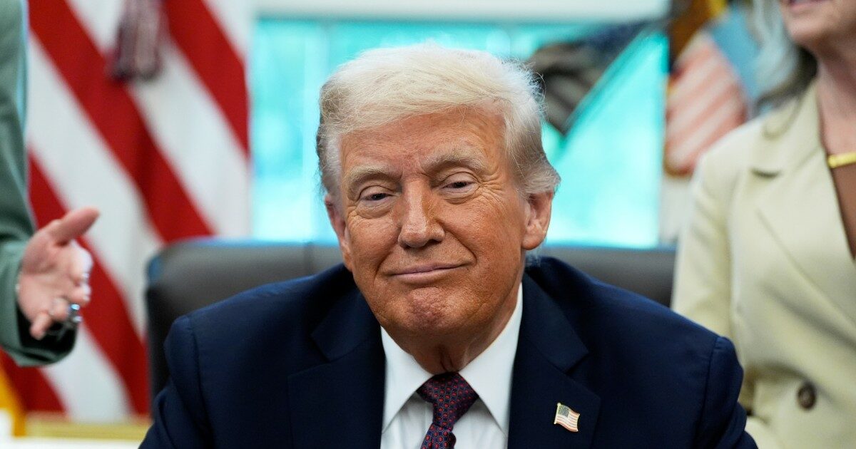 Trump se la prende pure con Hollywood, “100% di dazi su tutti i film realizzati fuori dagli Usa”