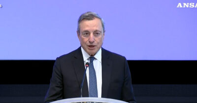 Copertina di “Ue in situazione difficile, la sua inazione minaccia anche la sovranità”: l’allarme di Draghi a un anno dal rapporto – Video
