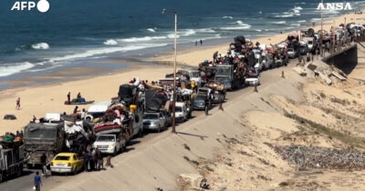 Copertina di Israele a Gaza City, l’esodo dei palestinesi verso sud: code lunghissime lungo le strade costiere – Video