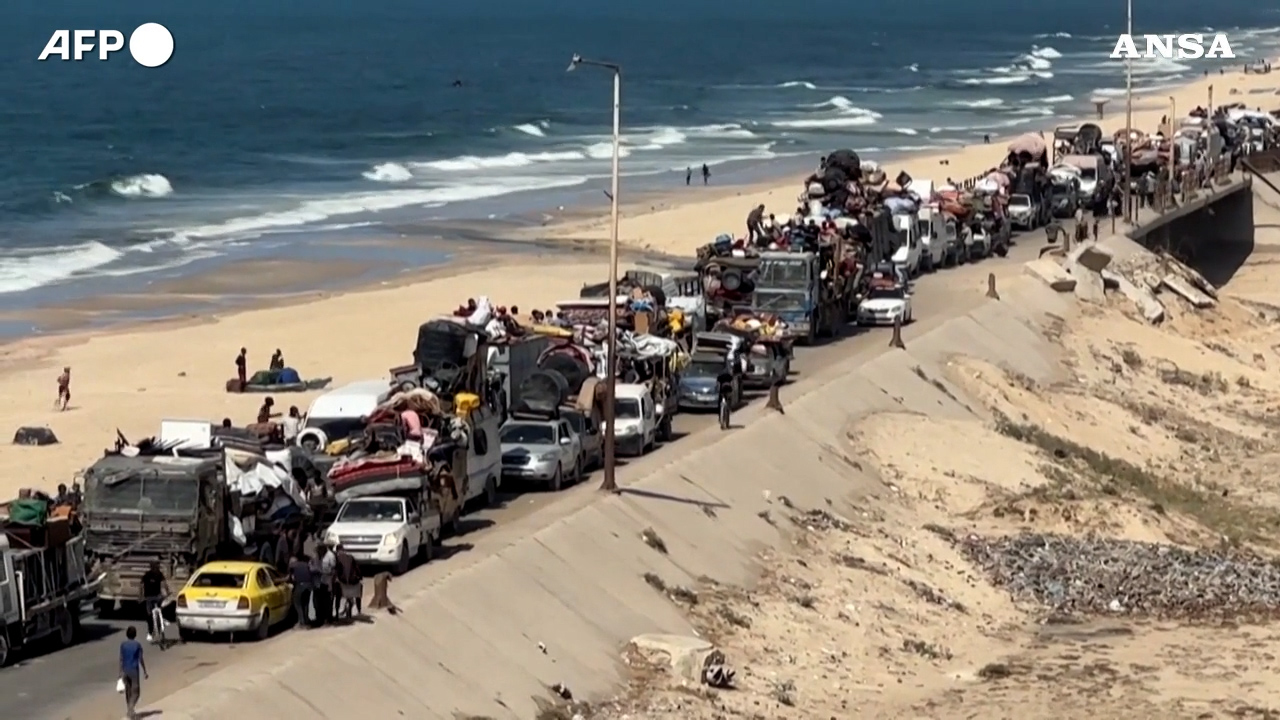 Israele a Gaza City, l’esodo dei palestinesi verso sud: code lunghissime lungo le strade costiere – Video