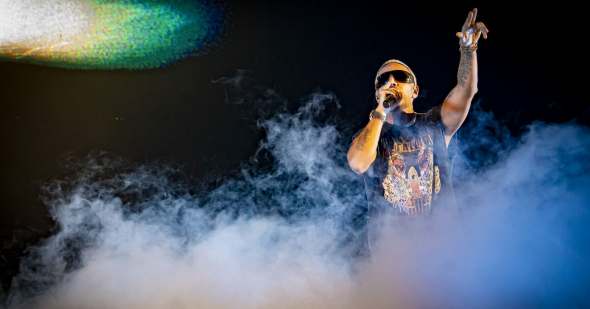 “In tanti soffrono di depressione. Il grilletto della pistola puntata alla mia tempia avrebbe potuto risolvere tutto”: così Luchè in concerto al Forum di Milano