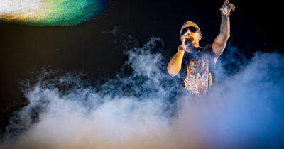 Copertina di “In tanti soffrono di depressione. Il grilletto della pistola puntata alla mia tempia avrebbe potuto risolvere tutto”: così Luchè in concerto al Forum di Milano