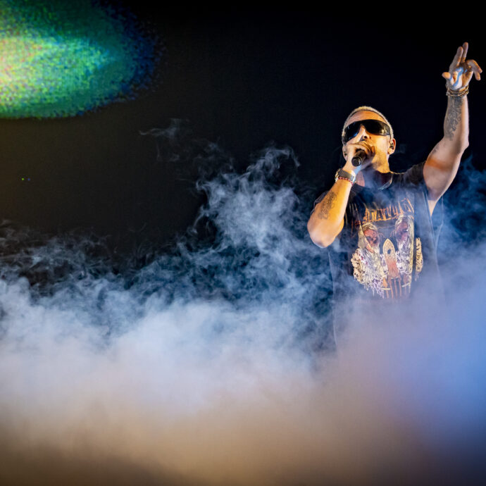 “In tanti soffrono di depressione. Il grilletto della pistola puntata alla mia tempia avrebbe potuto risolvere tutto”: così Luchè in concerto al Forum di Milano