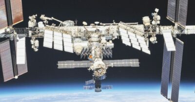 Copertina di Parigi vuole comandare: lite con Roma sullo spazio