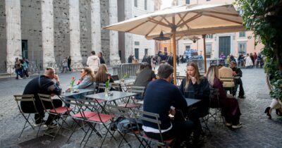 Copertina di Dehors liberi fino a giugno 2027: nuova proroga