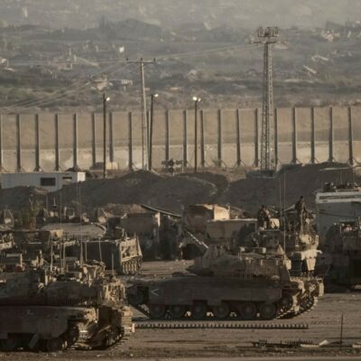 Copertina di Gaza City, i tank avanzano e Netanyahu “vende” le armi