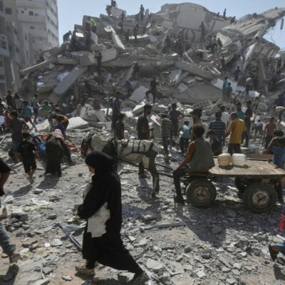 Copertina di Gaza City, esodo verso Al Mawasi: “La fuga costa mille dollari”. “E qui al sud c’è solo fame”