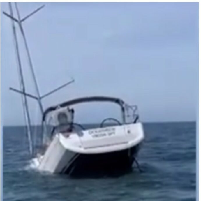 Branco di orche attacca una barca a vela, la ribalta e la fa affondare: le incredibili immagini dello speronamento