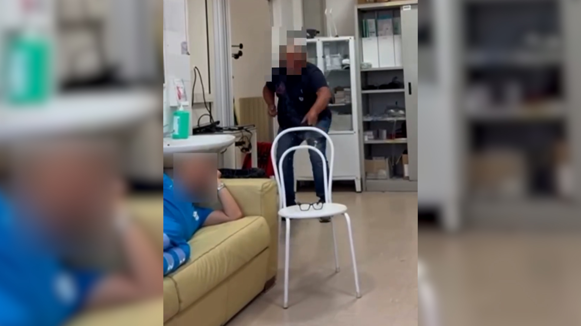 medico accende petardo nella sala del 118 per svegliare un soccorritore 232 polemica sospeso 8211 la video denuncia