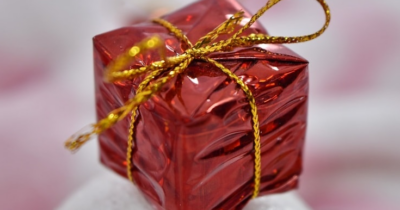 Copertina di “Il regalo di mio marito per il nostro anniversario mi ha lasciato senza parole. Io ho messo da parte i soldi per settimane per farlo felice, lui…”: lo sfogo su Reddit