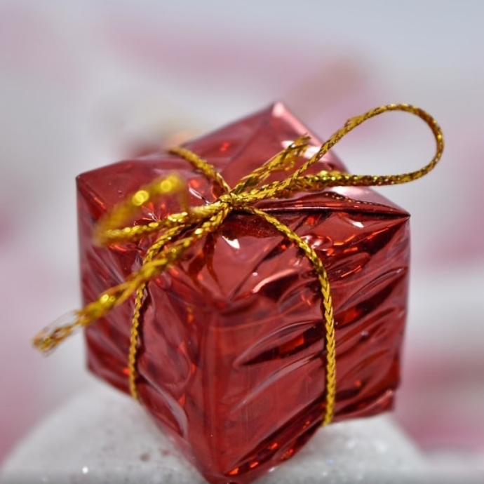 “Il regalo di mio marito per il nostro anniversario mi ha lasciato senza parole. Io ho messo da parte i soldi per settimane per farlo felice, lui…”: lo sfogo su Reddit