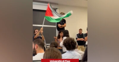 Copertina di “Palestina libera”: studenti fanno irruzione all’Università di Pisa e interrompono una lezione sventolando bandiere – Video