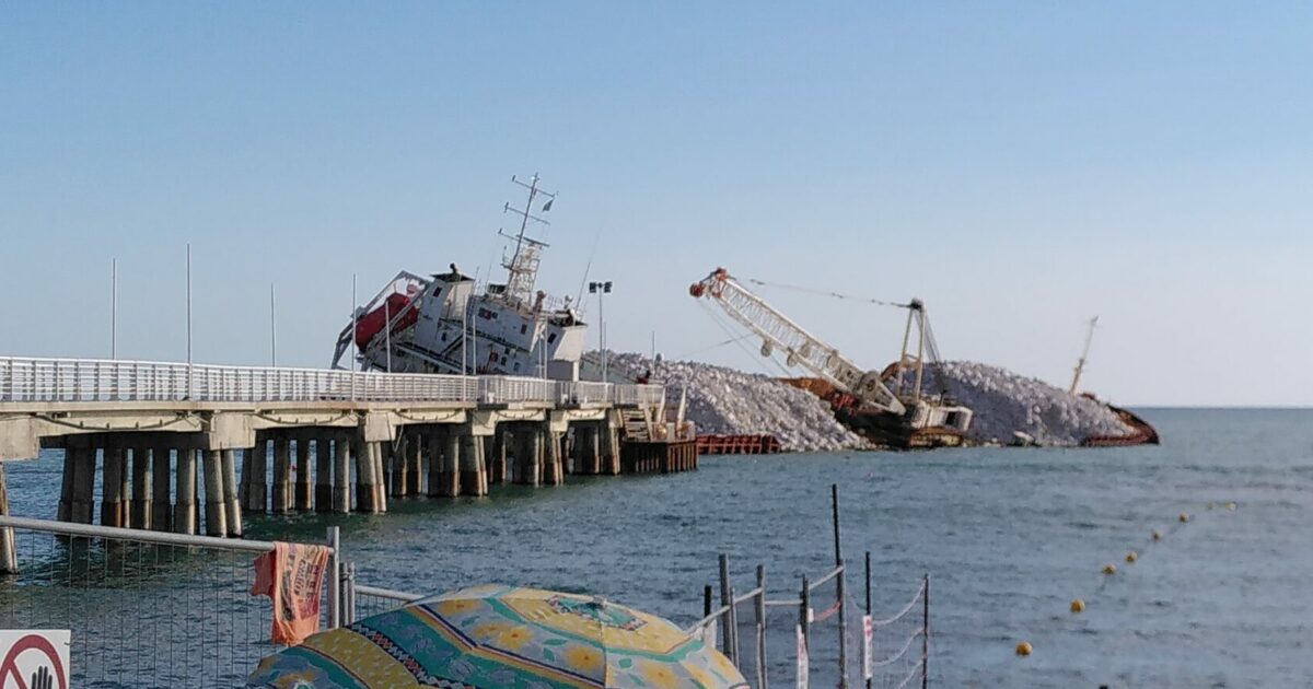 guang rong incagliata a marina di massa l8217indagine sul naufragio in stand by da 7 mesi e la nave 232 ancora l236