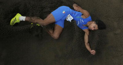 Copertina di Furlani si tuffa nell’oro: è campione del mondo nel salto in lungo. A Tokyo la gara perfetta: “È successo qualcosa di magico”