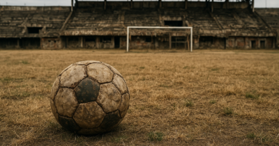 Copertina di Fallimenti, penalizzazioni, infiltrazioni mafiose, club in mano alle criptovalute: il calcio italiano a settembre è già una farsa